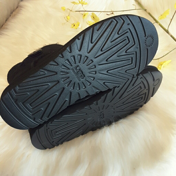 Ugg genuine real fur boot with buttons on side - Picture 7 of 8